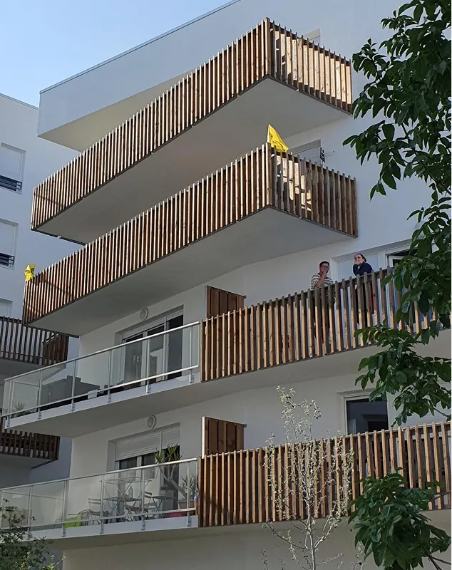 Bâtiment moderne avec balcons en bois et design contemporain à Niort
