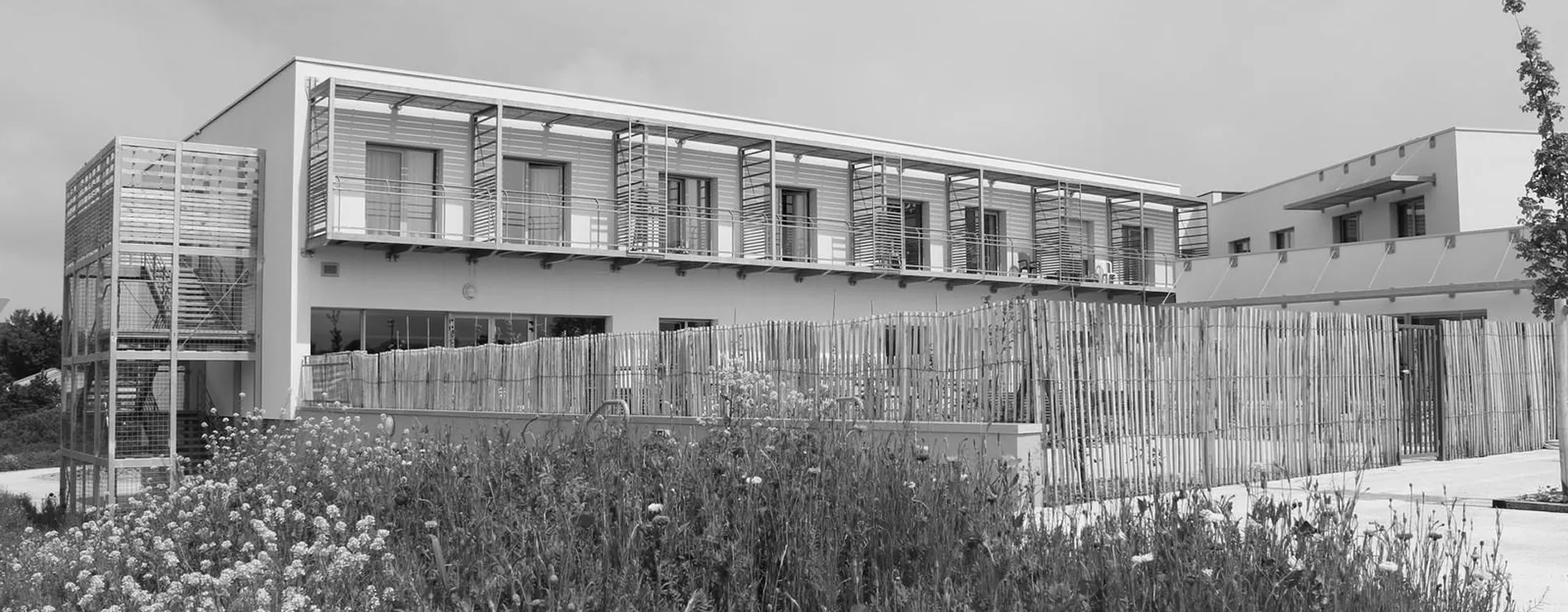 Bâtiment moderne avec structure bois et balcons en façade