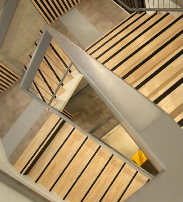 Façade moderne architecturale avec jeux de lumière et structure en bois apparente
