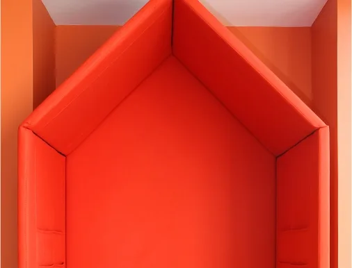 Angle intérieur moderne avec contraste rouge et orange architectural