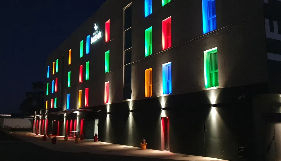 Bâtiment moderne éclairé aux couleurs vives la nuit architecturale contemporaine Niort