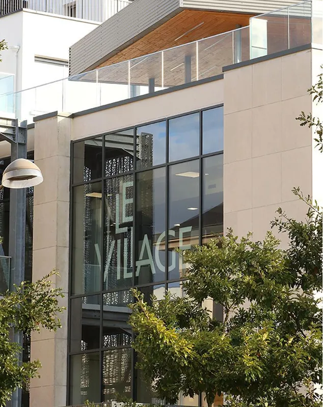 Bâtiment moderne avec façade en verre et inscription 'Le Village' à Niort