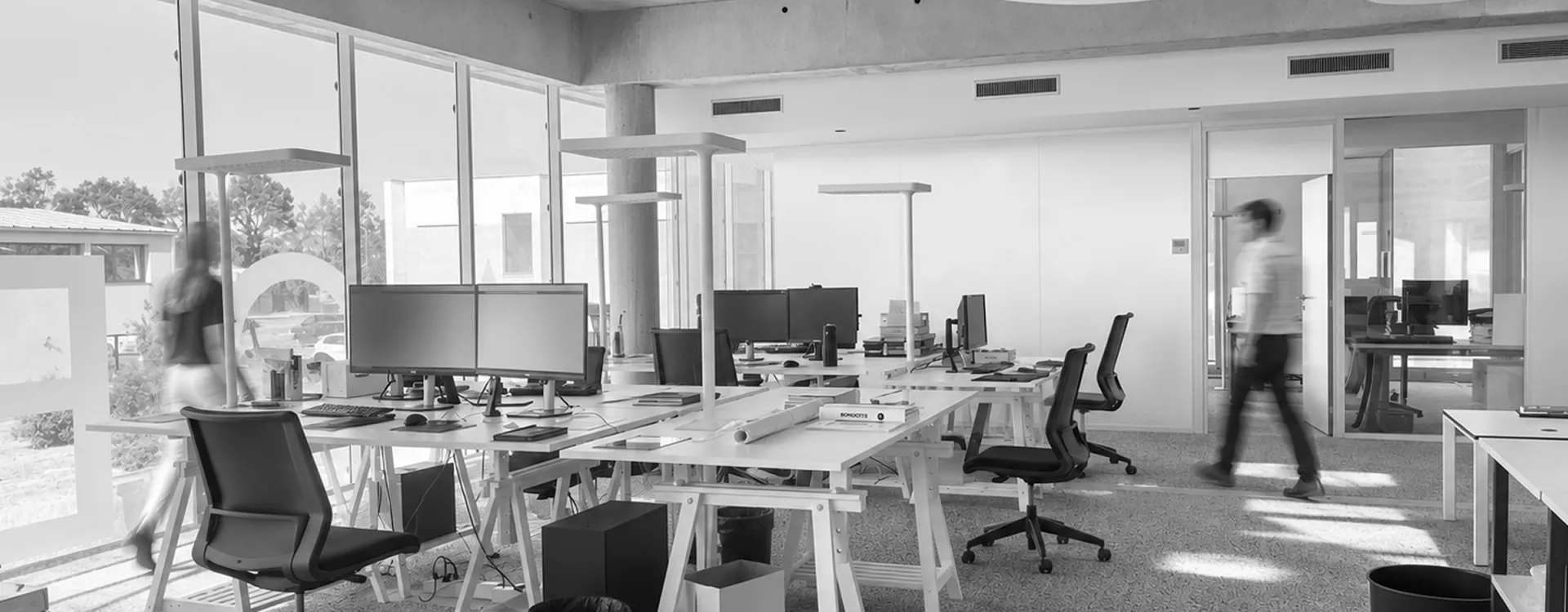 Bureau moderne avec postes de travail et architecture contemporaine pour agence d’architectes