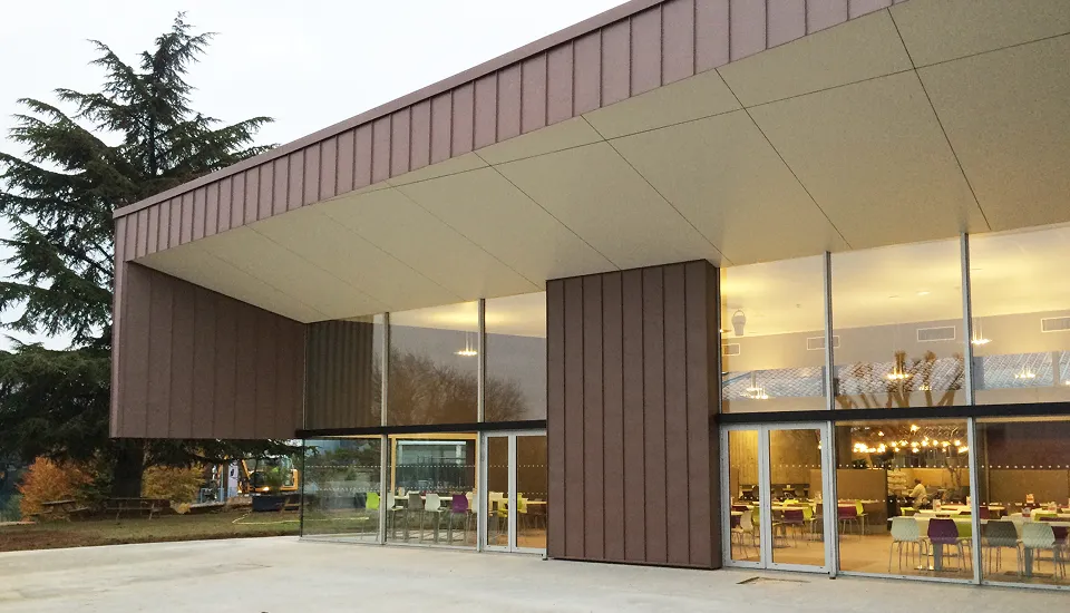 Bâtiment moderne avec terrasse en surplomb et espaces intérieurs lumineux pour un cabinet d’architectes