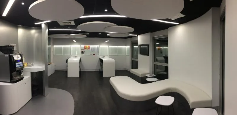 Espace moderne agence architecturale avec canapés blancs et équipements design