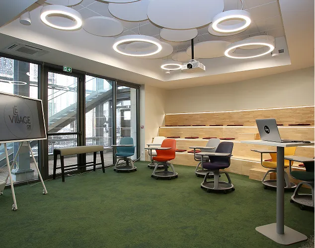 Espace moderne de coworking avec tables et éclairage design pour réunions professionnelles