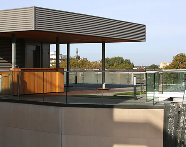 Terrasse moderne architecturale avec vue urbaine et balustrade en verre